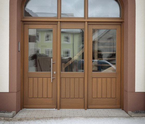 die Eingangst&uuml;r zur umgebauten Scheune