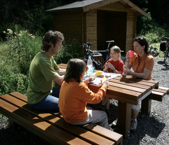 Rest along the Eifel-Ardennes cycle path, © Eifel Tourismus GmbH/intention