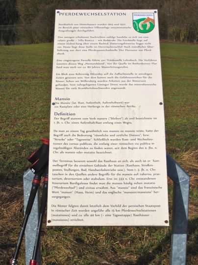 Infotafel über eine römische Pferdewechselstation auf einer Wiese.