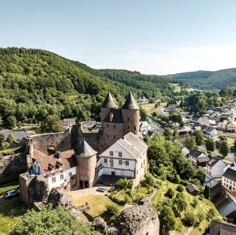Bertradaburg mit Blick auf Mürlenbach, © Eifel Tourismus GmbH, Dominik Ketz