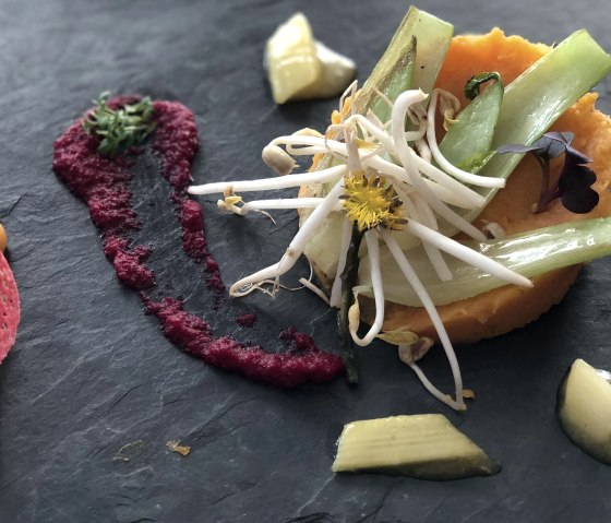 liebevoll angerichtete Speisen, &copy; Vulkanhotel balance & selfness