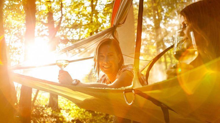 zwei Frauen im Baumzelt in der Abendsonne