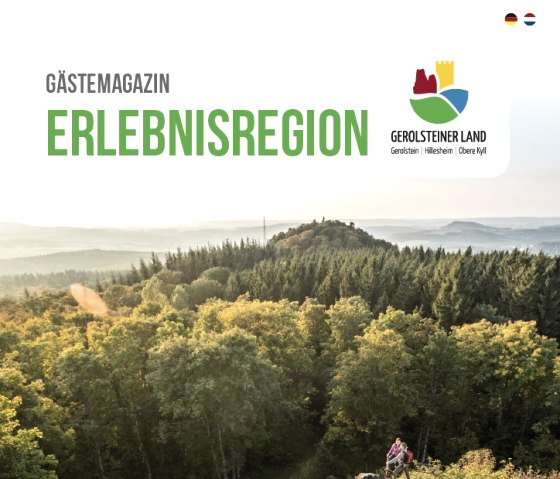 Titelseite der Bosch&uuml;re "G&auml;stemagazin Erlebnisregion Gerolsteiner Land" mit Landschaftsaufnahme inkl. Wanderer.