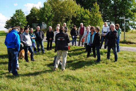 Wanderfüherin erklärt den Ablauf der Krimiführung den Touristen