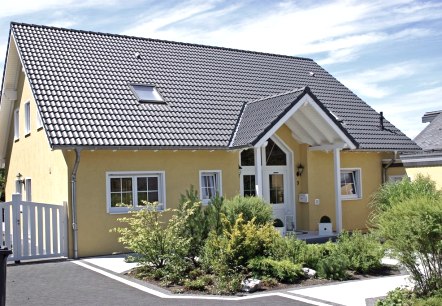 Hausansicht mit 2 Stellpl&auml;tzen