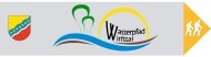 Logo des Wasserpfads mit stilisierten Wellen, einem Schild und Wanderern auf gelbem Hintergrund., &copy; OG Stadtkyll