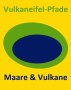 Logo der Vulkaneifel-Pfade: Stilisiertes Maar in Grün und Blau auf gelbem Hintergrund, mit Text 'Vulkaneifel-Pfade' und 'Maare & Vulkane'., © Touristik GmbH Gerolsteiner Land