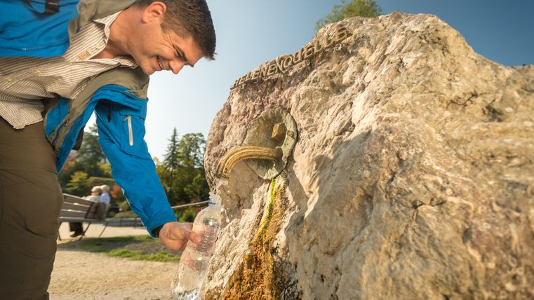 Un homme remplit une bouteille d'eau à la source Helenen à Gerolstein.