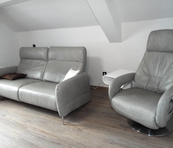 gemütliche Couch und Relax-Sessel