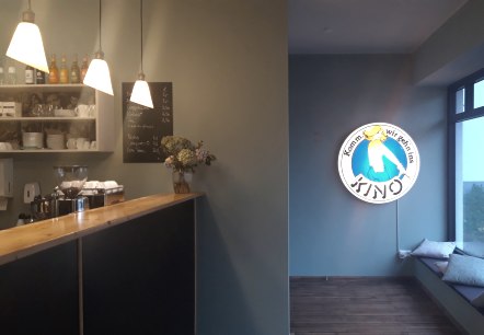 Entree van de Eifel-Film-B&uuml;hne in Hillesheim met links een balie, waarachter een koffiezetapparaat staat, en rechts een grote raampartij en een ronde bioscooplamp.