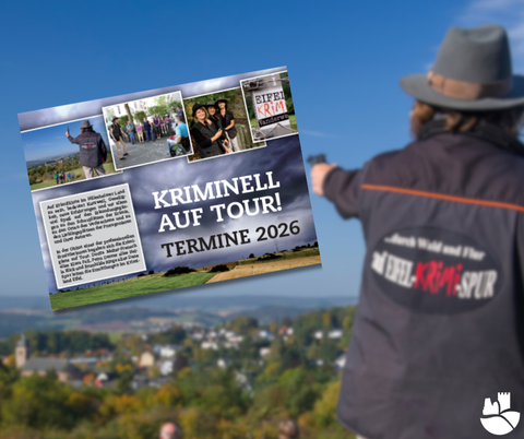 Im Hintergrund verschwommen eine Person, die eine Pistole in die Ferne richtet. Davor ein Prospekt mit dem Titel "Kriminell auf Tour - Termine 2026".
