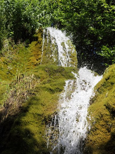 Wasserfall Dreimühlen, von unten Fotografiert, Wasser fällt förmlich auf einen