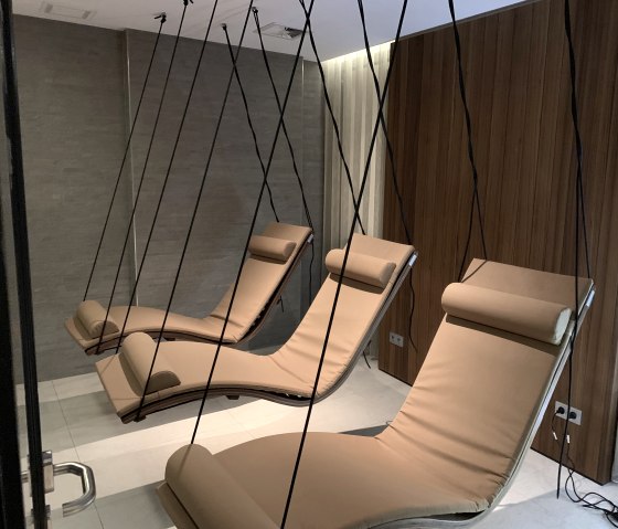 Drei bequeme Liegen, die mit je 4 Seilen an der Decke befestigt sind.