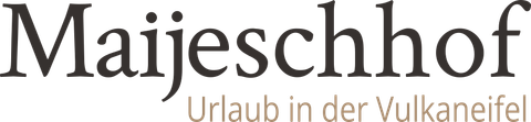 Ein Logo des Majeschhofs, das für Urlaub in der Vulkaneifel wirbt. Es zeigt den Namen und einen Untertitel.