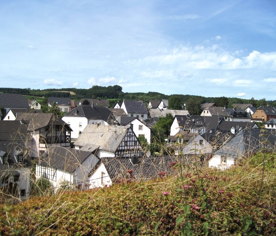 View of Kerpen with traditional half-timbered houses, surrounded by green countryside and blue sky., © Touristik GmbH Gerolsteiner Land, Ute Klinkhammer