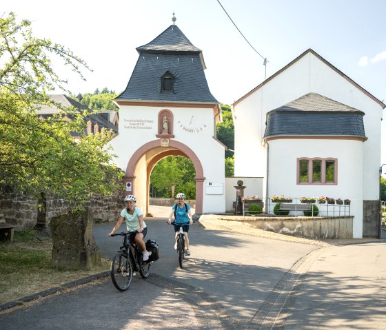 Archway in St. Thomas on the Kyll cycle path, &copy; Eifel Tourismus GmbH, Dominik Ketz