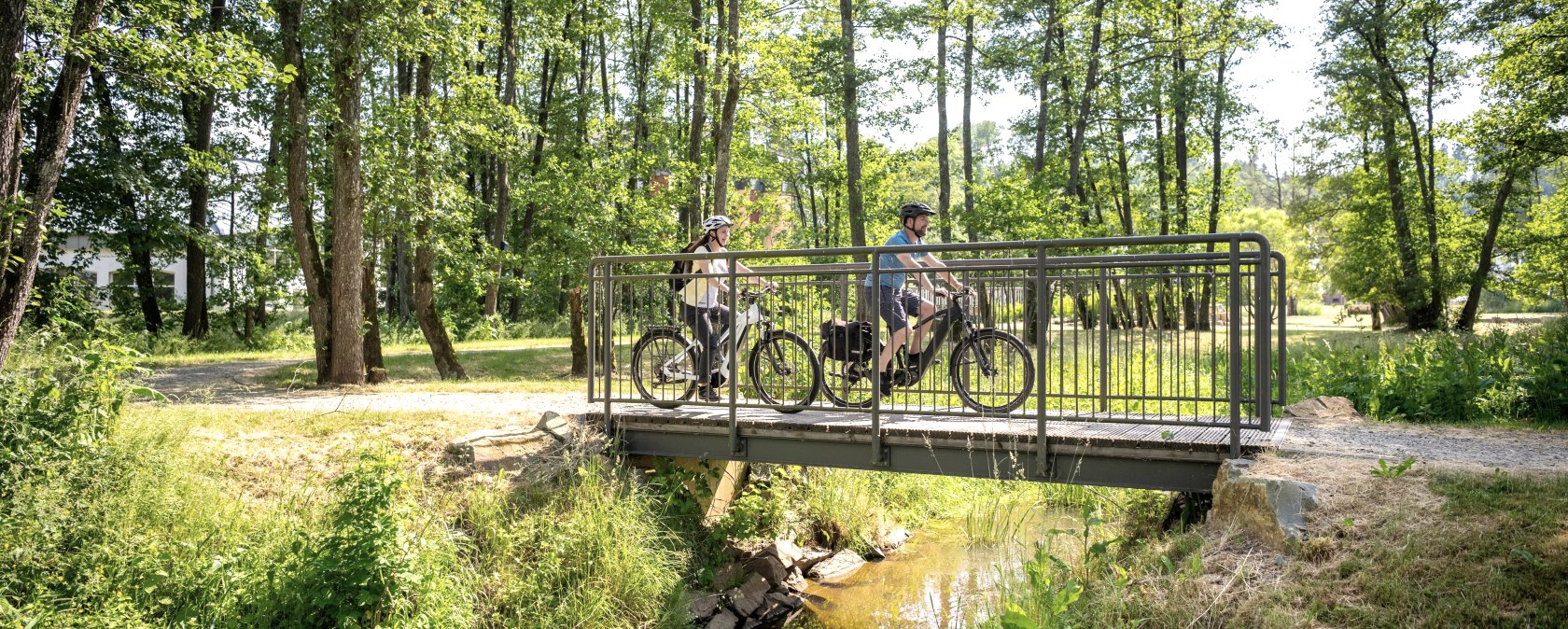 Kurpark Stadtkyll mit Fahrrad, © Eifel Tourismus GmbH, Dominik Ketz