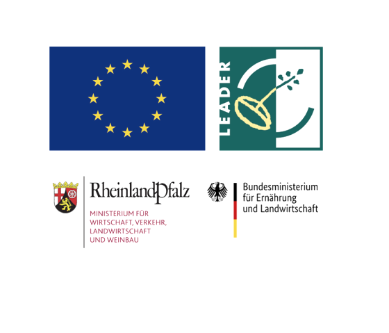 Wapen Europa, logo LEADER-subsidie, logo Ministerie van Economie, Verkeer, Landbouw en Wijnbouw Rijnland-Palts, logo Bondsministerie van Voeding en Landbouw