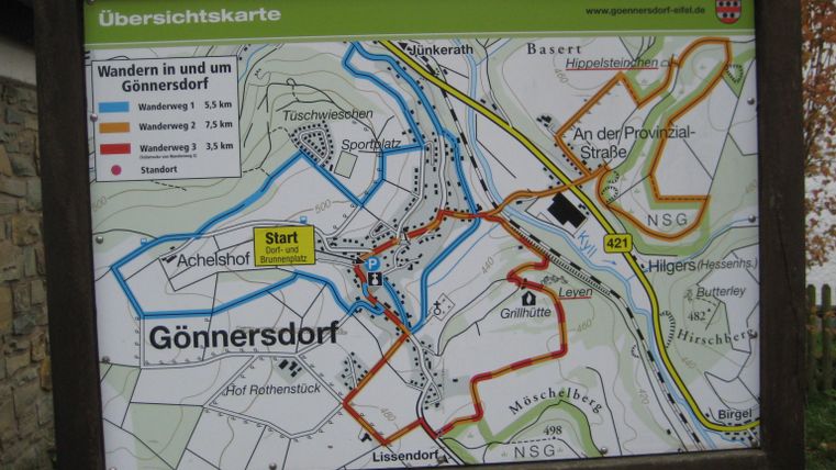 Man sieht eine Ubersichtskarte der Umgebung Gönnersdorf.Darauf ist der Wegeverlauf von 3 Wanderwegen um Gönnersdorf in den Farben Blau, rot und orange eingezeichnet.
