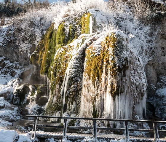 Verschneiter Wasserfall Dreimühlen mit Eiszapfen und Moos, blauer Himmel im Hintergrund., © Rheinland-Pfalz Tourismus GmbH, Dominik Ketz