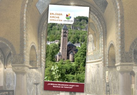 Titelseite Flyer "Erl&ouml;serkirche Gerolstein" vor dem Innenraum der Kriche.