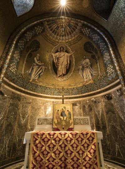 Geschmückter Kirchenaltar mit dem darüber liegenden Deckenmosaik aus Mosaiken in der Erlöserkirche Gerolstein.