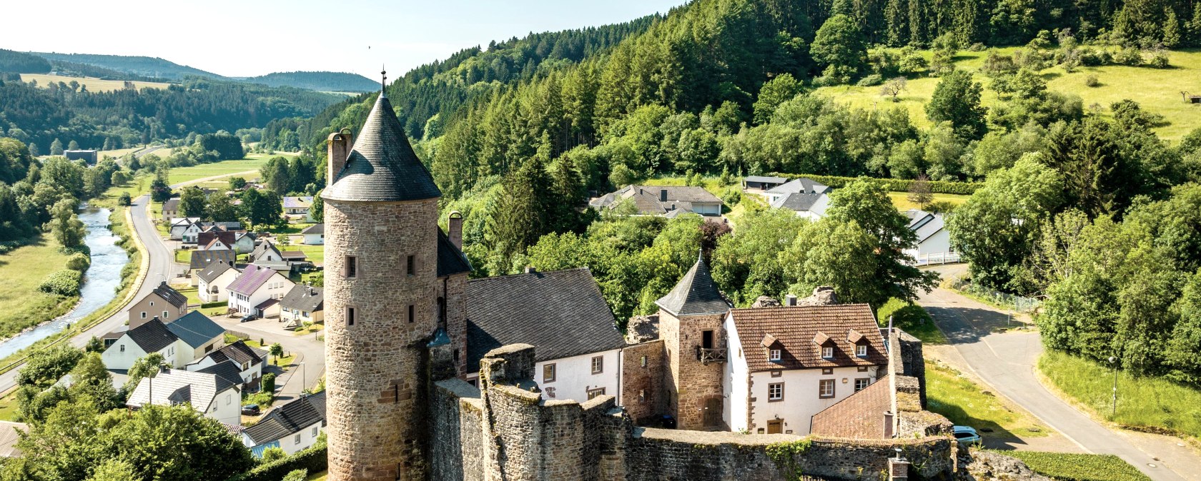 Mürlenbach mit Bertradaburg, © Eifel Tourismus GmbH, Dominik Ketz