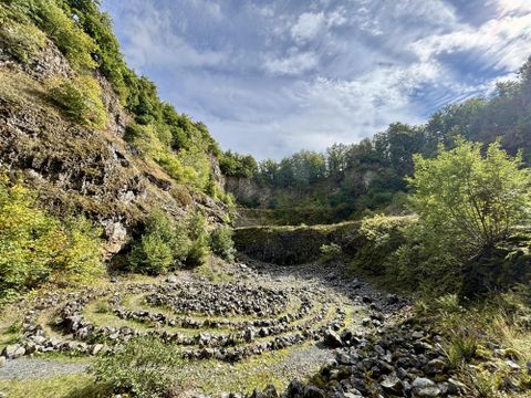 Felswände im Inneren des Arensbergs