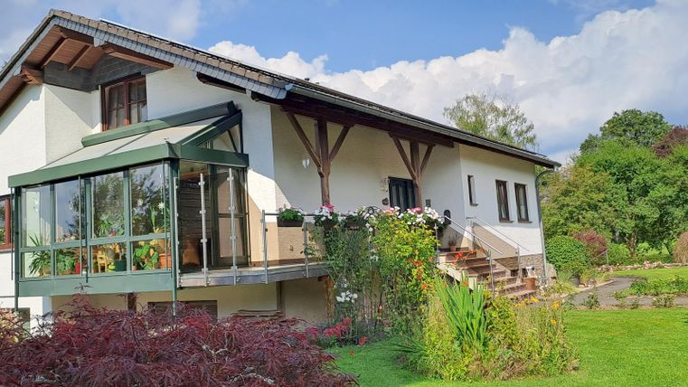 <p>Ferienwohnung von außen im Grünen</p>