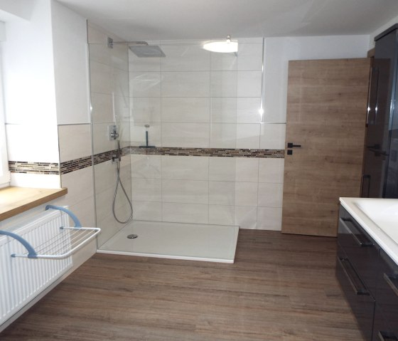 großzügiges Bad mit ebenerd.Dusche
