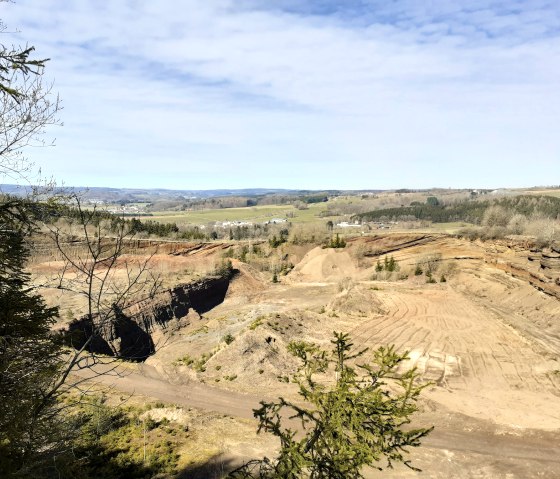 Hilly landscape with quarry, trees and a wide view into the distance under a blue sky., © Touristik GmbH Gerolsteiner Land, Ute Klinkhammer