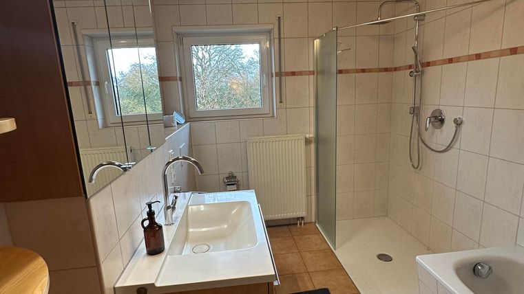geräumiges, barrierefreies Bad mit Dusche, Badewanne, WC, Föhn ist vorhanden