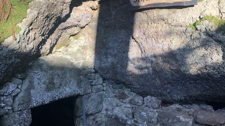 Eingang zur Schwedenfeste in Hohenfels-Essingen, umgeben von Felsen und Laub.