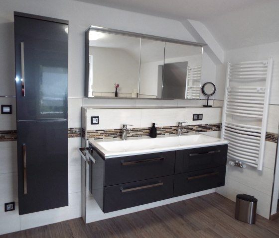 großzügiges Bad mit Doppelwaschbecken