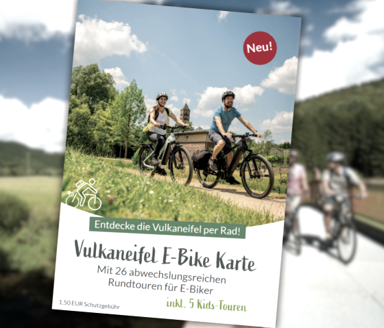 Titelseite Vulkaneifel E-Bike Karte mit einem Bild von zwei Radfahrern