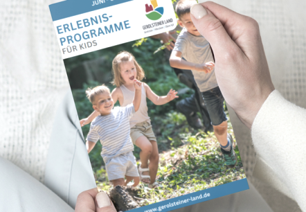 De brochure &ldquo;Erlebnisprogramme f&uuml;r Kids&rdquo; (belevenisprogramma's voor kinderen) voor de periode juni - oktober 2023 wordt omhooggehouden.