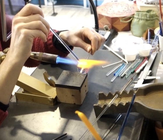 Herstellung von Schmuckst&uuml;cken, &copy; Beate Kloep