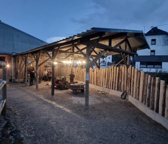 &Uuml;berdachter Aufenthaltsbereich Reitstall